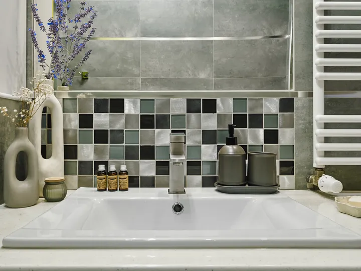 Washbasin with welcome toiletries