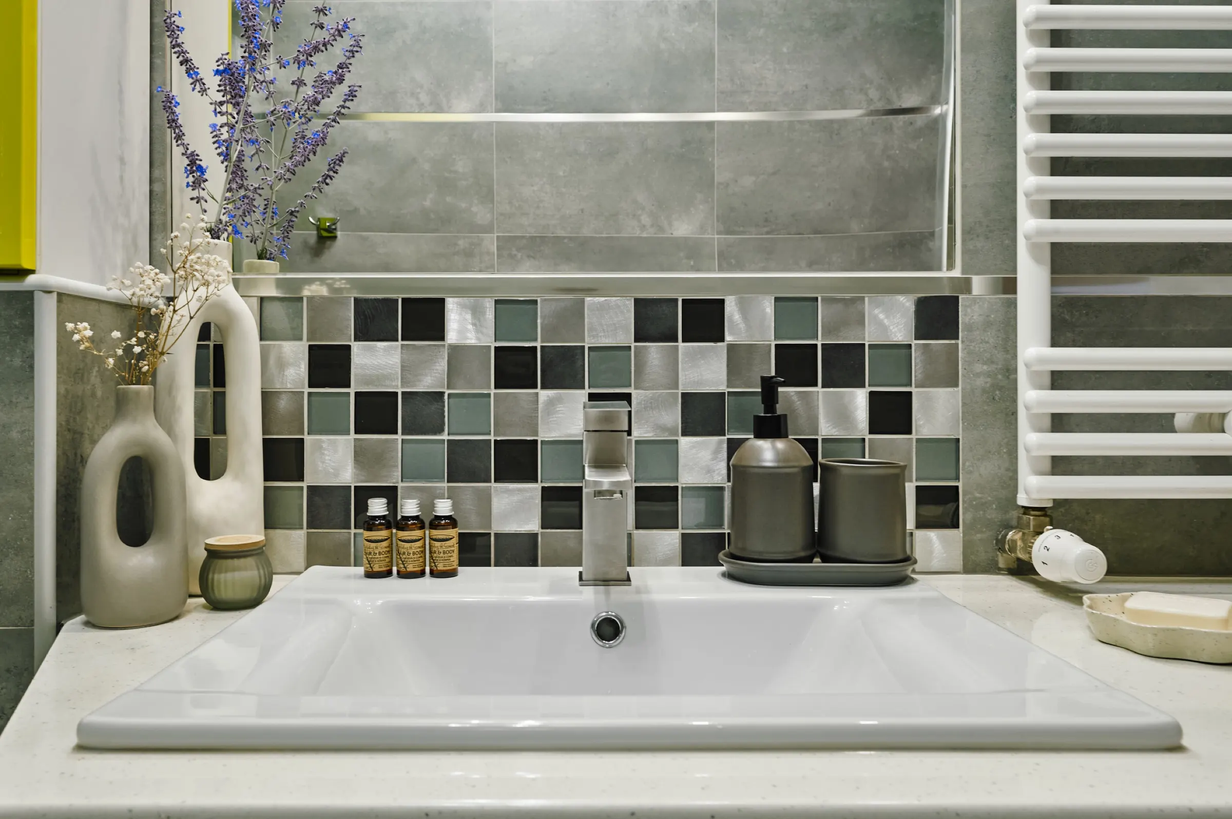 Washbasin with welcome toiletries