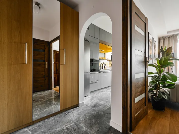 Hallway with a wardrobe and an arched doorway