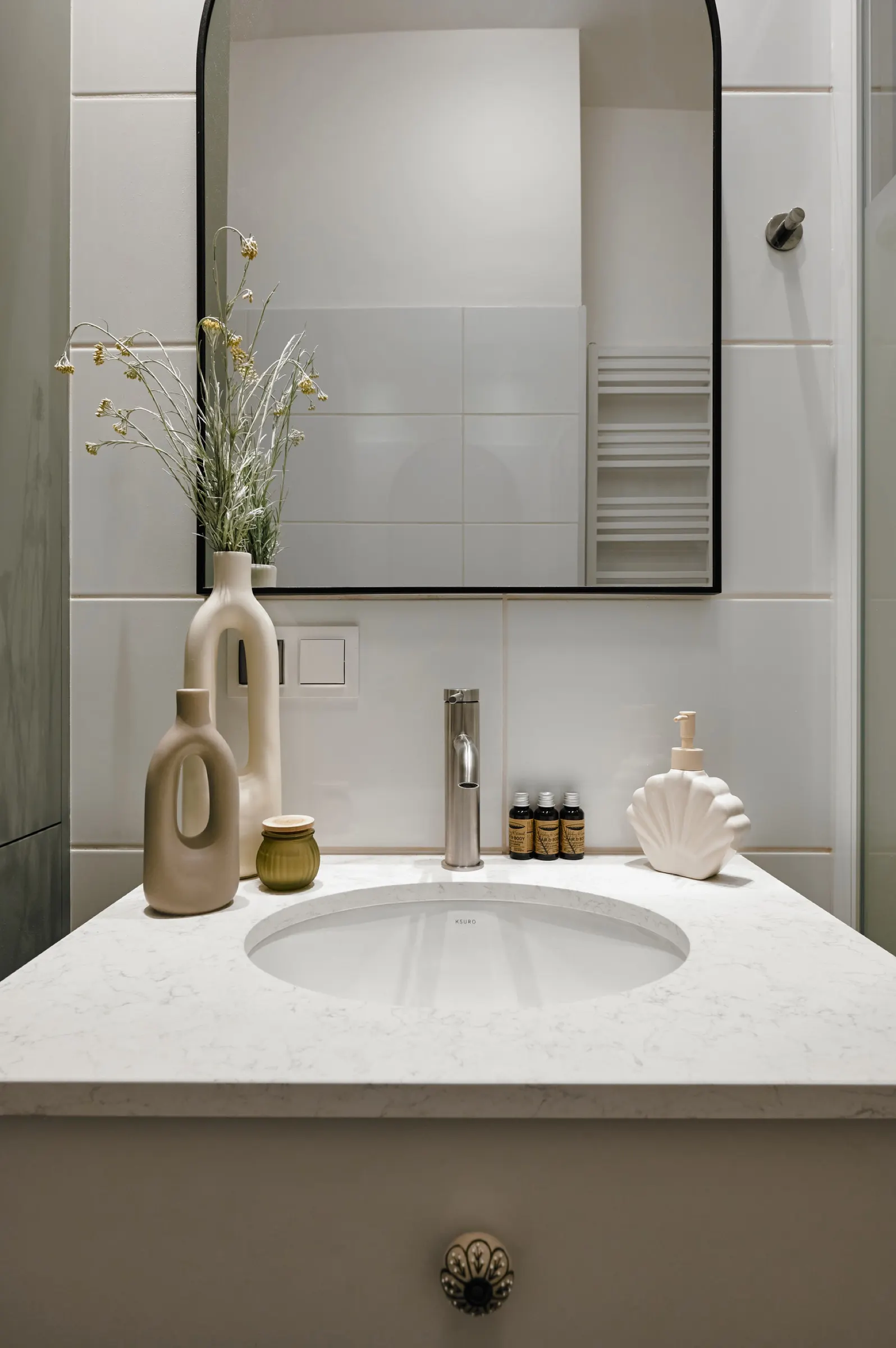 Washbasin with toiletries
