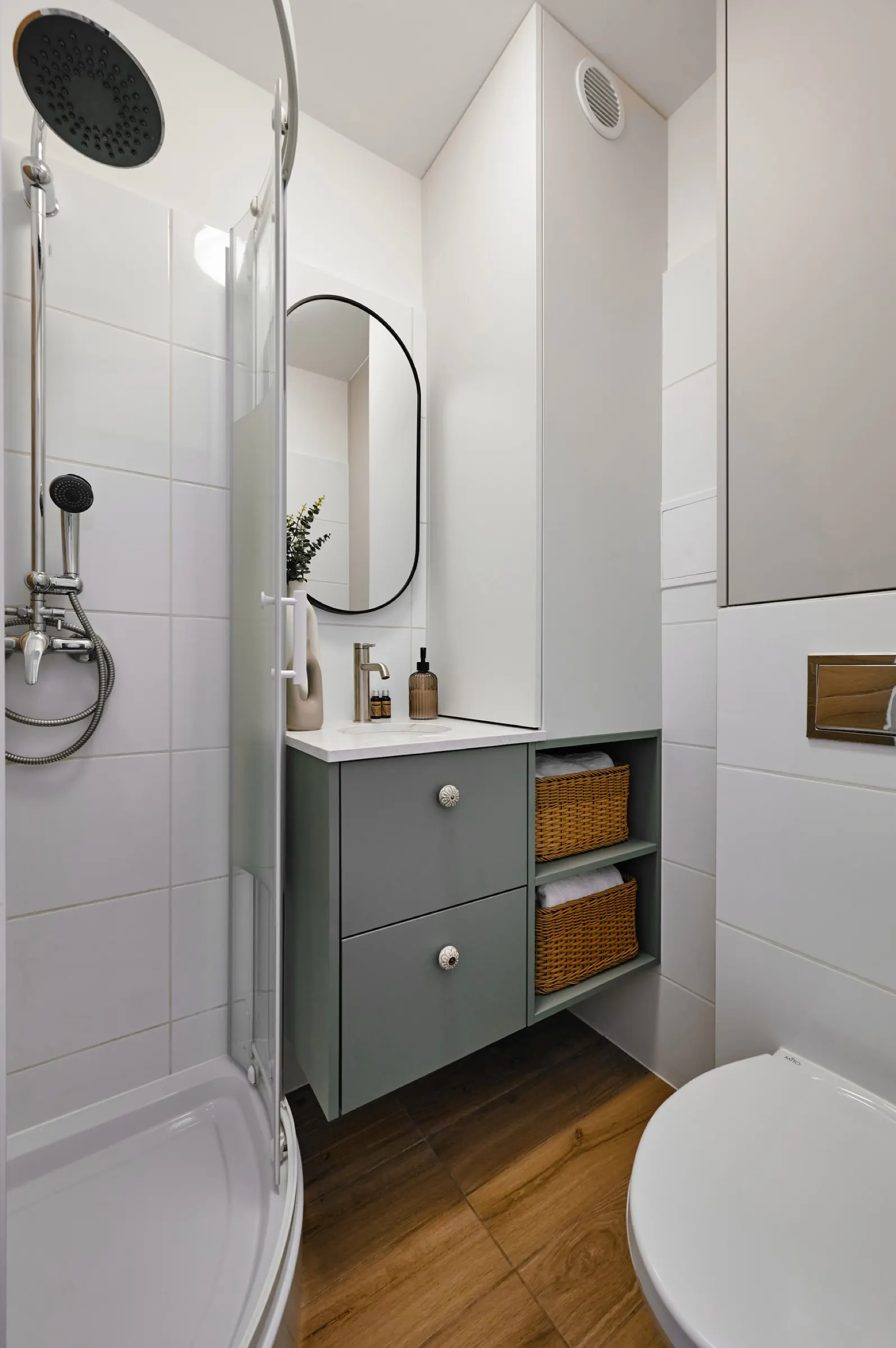 Bathroom with an oval mirror