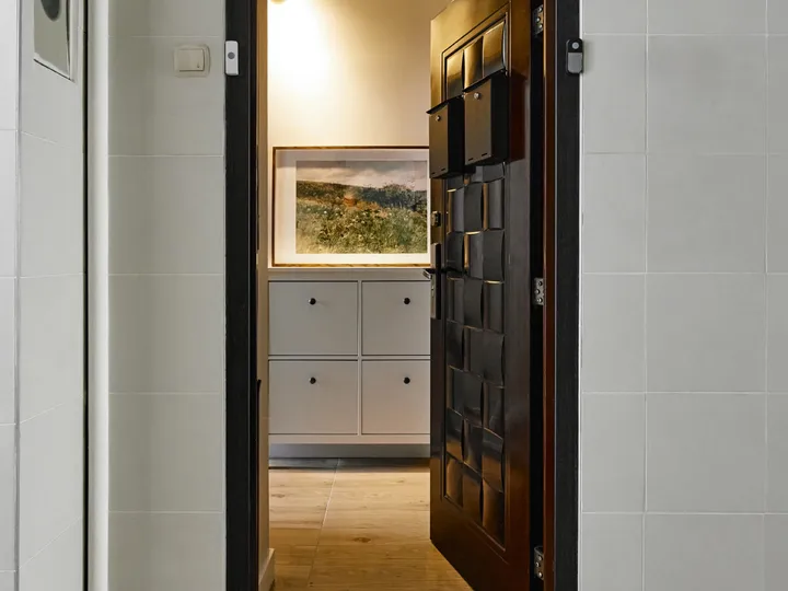 Entrance from the hallway to the shared corridor, with a welcome mat